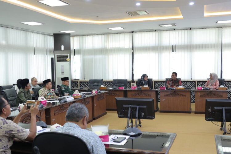 DPRD Bengkulu Kunjungi DPRD Sumbar, Pelajari Pembinaan dan Pengiriman Tenaga Kerja ke Luar Negeri 1 BERKUNJUNG— Komisi IV DPRD Provinsi Bengkulu berkunjung ke DPRD Provinsi Sumatera Barat.