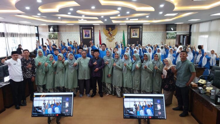 studi edukatif--Siswa SMPN 6 Kota Padang melakukan kunjungan ke DPRD Provinsi Sumatera Barat dalam rangka studi edukatif mekanisme kerja DPRD. Jum’at (27/10) di ruang khusus I DPRD.