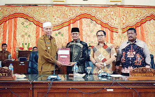 DPRD Gelar Sidang Paripurna, Bupati Pasbar Sampaikan Nota Keuangan RAPBD Pasbar TA 2024 1 BUPATI Pasbar H. Hamsuardi menyerahkan nota RAPBD kepada Ketua DPRD Pasbar, H. Erianto disaksikan dua Wakil Ketua DPRD, Endra Yama Putra dan Daliyus K.