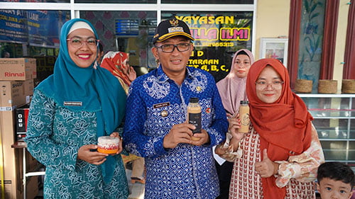 BANTUAN— Wali Kota Padang Hendri Septa menyerahkan bantuan kepada para pelaku Usaha Mikro, Kecil dan Menengah (UMKM) yang berdomisi di Kecamatan Koto Tangah.