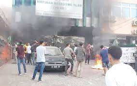 Dungkung politik dinasti— Lantaran dianggap menudung politik dinasti, Ketua Pengurus Besar Himpunan Mahasiswa Islam (PB HMI), Raihan Ariatama didesak untuk mengundurkan diri.