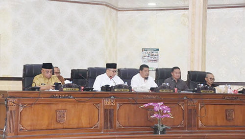 Ketua DPRD Agam Dr Novi Irwan, S.Pd, MM, didampingi Wakil Ketua Suharman, Marga Indra Putra, S.Pd dan Irfan Amran, saat memimpin rapat paripurna.