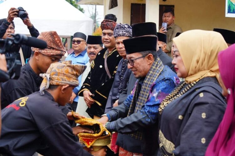 PROGRAM UNGGULAN— Bupati Tanah Datar Eka Putra, SE. MM menghadiri Program Unggulan (Progul) Satu Nagari Satu Event bertajuk Festival Adat Salingka Nagari Pagaruyung, di Istano Silinduang Bulan, Sabtu (7/10) lalu.
