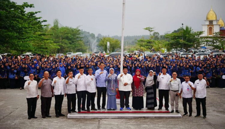 Melahirkan Generasi Bangsa Berkuliatas, Bupati 1.074 PPPK Terima SK Pengangkatan 1 FOTO BERSAMA—Bupati Suhatri Bur foto bersama dengan tenaga guru PPPK usai diambil sumpah dan penyerahan SK.