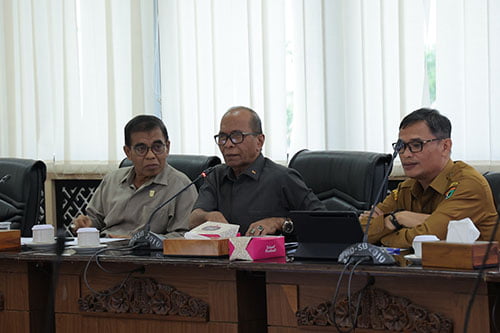 Bahas Ranperda RP3KP, DPRD Sumsel Kunjungi DPRD Sumbar 1 MENYAMBUT--Anggota Komisi IV DPRD Sumbar, HM Nurnas yang menyambut rombongan Pansus III DPRD Sumsel.