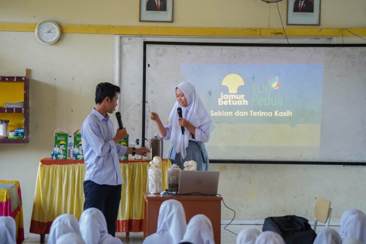 Dukung Pendidikan Kewirausahaan, UMKM Binaan TJSL PLN Hadir di SMA Negeri 1 Kuantan Mudik 1 1ed8534c 83ce 4d26 abd3 f6ce54415b22