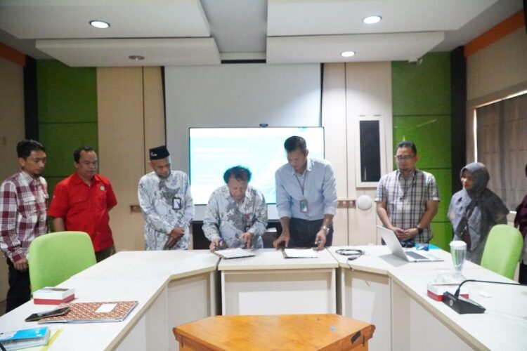 TANDA TANGAN--PLN Unit Induk Distribusi (UID) Sumbar bersama dengan PT Agrowiratama dan PT Ikhwan Mega Power melakukan penandatanganan Berita Acara Commercial Operation Date (COD).