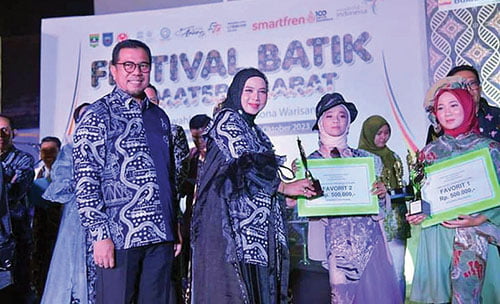 Perkenalkan Batik Lokal se-Sumatera Barat, Festival Batik Sumbar di Sawahlunto Berjalan Sukses 1 Ketua Dekranasda Kota Sawahlunto serahkan hadiah kepada pemenang lomba.