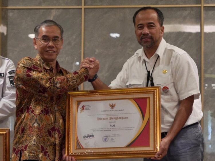 PLN UID Sumbar Terima Penghargaan Gubernur 1 PENGHARGAAN— PLN Unit Induk Distribusi (UID) Sumatera Barat terima penghargaan dari Gubernur Sumbar.