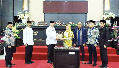 Sidang Paripurna DPRD dan Pemko Solok, Seluruh Fraksi Setuju Ranperda Perubahan APBD TA 2023 menjadi Perda 1 PENYERAHAN berita acara oleh Ketua DPRD Kota Solok Nurnisma didampingi Afriyon Coneng dan Bayu Kharisma selaku wakil ketua kepada Wali Kota Solok Zul Elfian.