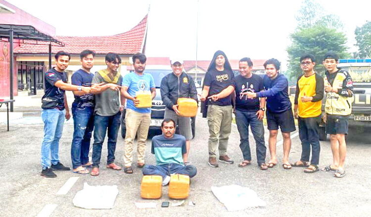 Tangkap Kurir Narkoba, 20 Kg Ganja Gagal Beredar, Dibawa dari Sumut, Dijual di Sijunjung 1 KURIR GANJA— Pelaku RE (27) yang kedapatan membawa 20 Kg gaja ditangkap jajaran Satresnarkoba Polres Sijunjung.