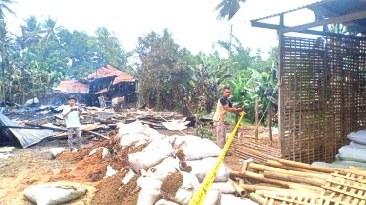 KEBAKARAN— Polisi memasang police line di lokasi kebakaran kandang ayam potong di Padangpariaman.