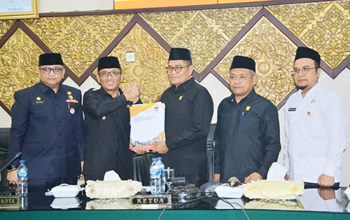 Rapat Paripurna DPRD Kota Padang, Ranperda Pajak Daerah dan Retribusi Daerah Disetujui 1 Salam Kompak--Wali Kota Padang Hendri Septa bersama Ketua DPRD Padang Syafrial Kani Salam Kompak sambill memperlihatkan nota Ranperda Pajak Daerah dan Retribusi Daerah yang Disetujui.