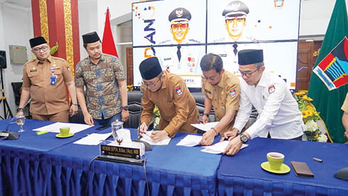 TEKEN PERJANJIAN HIBAH— Wako Hendri Septa bersama Ketua KPU Kota Padang Riki Eka Putra, Ketua Bawaslu Kota Padang Eris Nanda dan Sekretaris Daerah Kota Padang Andree Algamar selaku Tim TAPD, menandatangani NPHD tentang dana hibah Pilkada 2024, Senin (16/10) malam, di Rumah Dinas Wako.