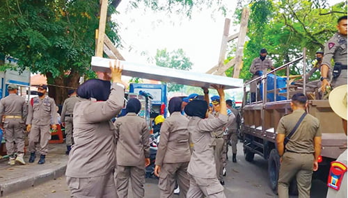 Lapak dan Barang Dagangan PKL di Seberangpadang Ditertibkan 1 LANGGAR ATURAN— Petugas Satpol PP Padang menertibkan lapak-lapak PKL di sepanjang jalan Sebrang Padang, Kecamatan Padang Selatan, Selasa (24/10). Petugas masih banyak menemukan pedagang yang melanggar aturan dan meninggalkan barang dagangannya di atas fasum.