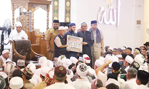 Tabligh Akbar Pemko di Masjid Agung Nurul Iman, Hadirkan Ustaz Habib Jindan bin Novel hingga Penggalangan Dana untuk Palestina 1 DONASI UNTUK PALESTINA— Dalam tabligh akbar yang menghadirkan Ustaz Habib Jindan bin Novel bin Salim bin Jindan di Masjid Agung Nurul Iman, Selasa (24/10) malam, Wako Padang juga menyerahkan donasi dan penggalangan dana untuk Palestina.