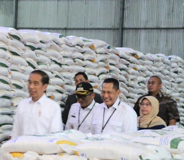 Tinjau Persediaan Beras, Jokowi Kunjungi Gudang Bulog Baru 1 MENGUNJUNGI— Presiden RI Joko Widodo bersama rombongan dan Wali Kota Padang, Hendri Septa mengunjungi Gudang Bulog Baru (GBB) di Rawang Timur, Kecamatan Padang Selatan.