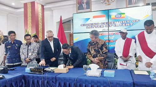 Miliki Kekuatan dan Kesamaan Geografis, Pemko Padang Perkuat Kerja Sama dengan Gondar City 1 PENANDATANGAN LOI— Wali Kota Padang Hendri Septa bersama Wali Kota Gondar City Bayuh Abuhay Kibret, disaksikan Duta Besar Indonesia untuk Ethiopia Al Busyra Basnur, Sekda Andree Algamar, melakukan penandatanganan pernyataan kehendak atau Letter of Intent (LoI) di Rumah Dinas Wali Kota Padang, Kamis (26/10).