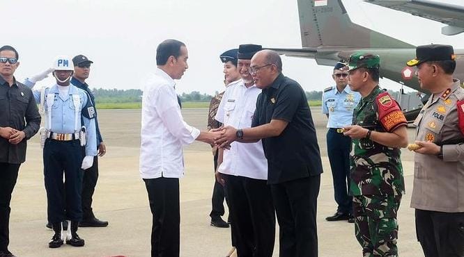 Ketua DPRD Ucapkan Terima Kasih Atas Kunjungan Presiden ke Sumbar 1 BERSALAMAN— KETUA DPRD Sumbar Supardi bersalaman dengan Presiden RI Jokowi, saat melakukan penyambutan di Bandara Internasional Minangkabau (BIM), Rabu (25/10).