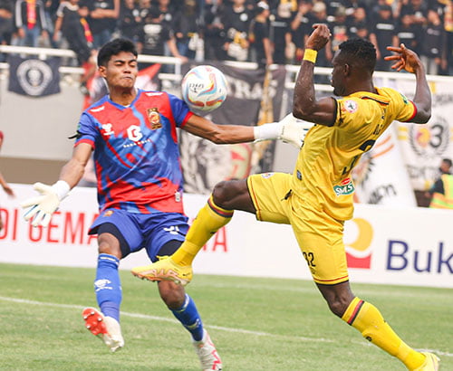 Dua Gol di Penghujung Laga, SPFC Tahan Imbang Sriwijaya FC 1-1 1 LEWATI HADANGAN— Pemain Semen Padang FC Kenneth Ikechukwu berusaha melewati hadangan penjaga gawang Sriwijaya FC saat kedua tim bersua dalam lanjutan Pegadaian Liga 2023/2024, Minggu (1/10) di Stadion Jaka Baring, Palembang.