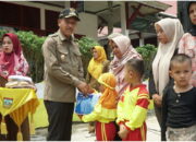 Lagi, Bupati Solok Selatan Bagikan 5.854 Seragam, Anak TK Juga Dapat