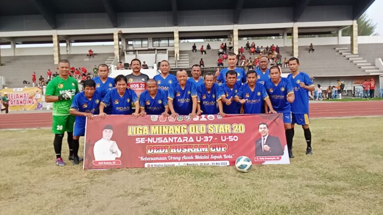 MOS Batusangkar Tumbangkan MIS Bengkulu 3-1 1 Tim MOS Batusangkar berpose jelang pertandingan dimulai.