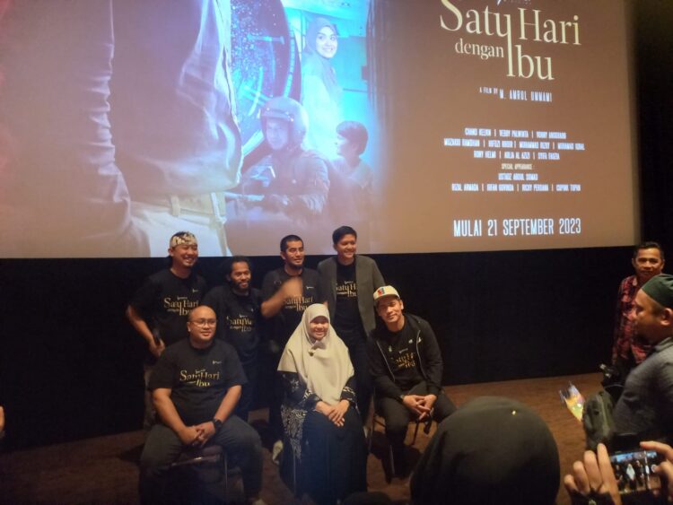 Istri Gubernur Sumbar Harneli Mahyeldi turut hadir menyaksikan film Satu Hari Dengan Ibu di Studio 2 di XXI Cinema Transmart Padang, Minggu, (24/9).