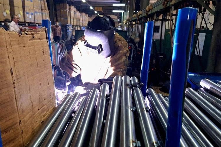 ILUSTRASI. Salah seorang pekerja pabrik TDI sedang melakukan pengelasan (welding) di pabrik Citeureup, Bogor, Jawa Barat, Kamis (21/9).