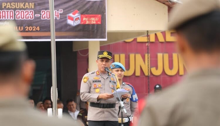 Pemilu 2024 Punya Kompleksitas Tersendiri 1 SAMBUTAN— Kapolres Sijunjung AKBP Andre Anas memberikan sambutan saat apel gelar pasukan Operasi Mantap Brata 2023-2024 dalam rangka pengamanan Pemilu 2024, di halaman Mapolres Sijunjung, beberapa waktu lalu.