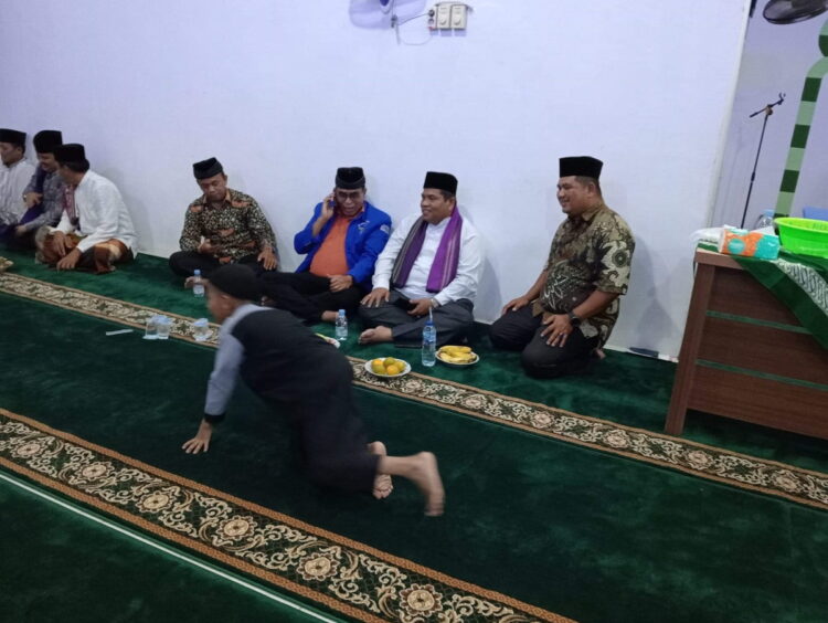 PERINGATAN MAULID NABI— Bupati Padangpariaman Suhatri Bur saat menghadiri Maulid Nabi Muhammad SAW di Masjid An Nur Korong Kampung Tangah, Nagari Paritmalintang, Kecamatan Enam Lingkung, mengajak jemaah bersama sama memberikan donasi untuk Palestina.