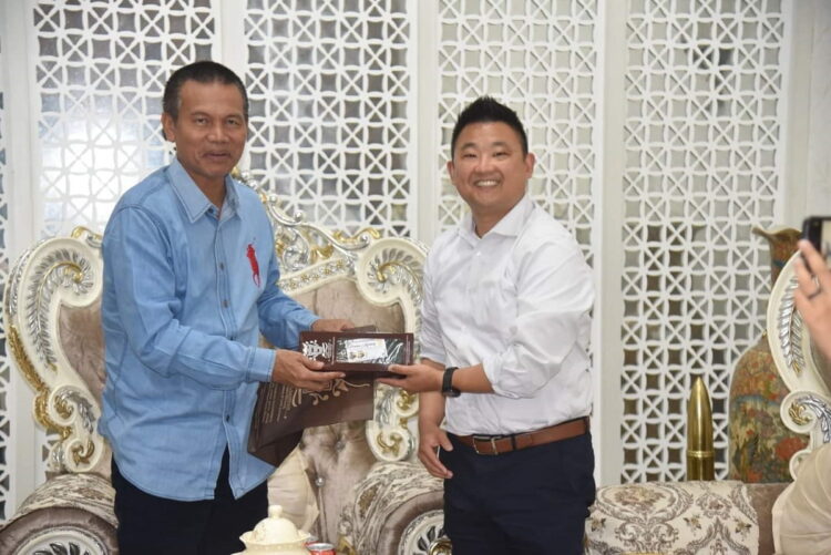 Akhir Masa Jabatannya, Genius Umar Terima Atase Kebudayaan Amerika Serikat 1 BERTUKAR CENDERA MATA— Wali Kota Pariaman H Genius Umar saat bertukar cendera mata dengan Atase dari Amerika Serikat.