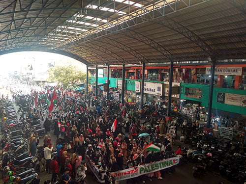 Ribuan Orang Padati Tugu Adipura, Longmarch hingga Gema Takbir Aksi Solidaritas untuk Palestina 1 AKSI SOLIDARITAS PALESTINA— Ribuan orang dari berbagai organisasi kemasyarakatan dan mahasiswa di Kota Payakumbuh dan Kabupaten Lima Puluh Kota, menggelar aksi solidaritas untuk Palestina di Simpang Tugu Adipura Jalan Jenderal Sudirman, Kota Payakumbuh, Jumat (27/10) siang.