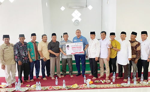 Andre Rosiade Bantu Pembangunan Surau Nurul Yaqin Muaro Takung Sijunjung 1 BANTUAN SURAU— Anggota DPR RI Andre Rosiade menyerahkan bantuan untuk pembangunan Surau Nurul Yaqin di Nagari Muaro Takung, Kecamatan Kamang Baru, Kabupaten Sijunjung, beberapa waktu lalu.