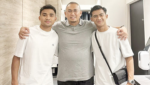 DUKUNGAN— Anggota DPR RI Andre Rosiade berfoto bersama pemain Timnas Indonesia yang juga menantunya, Pratama Arhan Alif Rifai serta rekannya Asnawi Mangkualam Bahar.