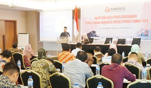 Tunjang Kinerja Pengawasan, Bawaslu Harus Bangun Sinergitas di Lingkungan Sekretariat 1 BERIKAN MASUKAN— Ketua Bawaslu Sumbar, Alni berikan masukan kepada Anggota Bawaslu Kabupaten/Kota terkait penerimaan laporan pengaduan sengketa pemilu.