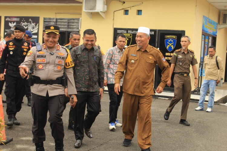 Bupati Hamsuardi Hadiri Apel Gelar Pasukan Operasi Mantap Brata 1 GELAR PASUKAN— Bupati Hamsuardi bersama Kapolres AKBP Agung Basuki menghadiri gelar pasukan Operasi Mantap Brata 2023-2024, Selasa (17/10).