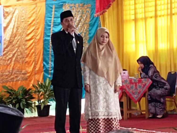 SAMBUTAN—Kepala MAN 4 Tanahdatar yang baru Ardoni Ernanda bersama isteri saat memberi sambutan.