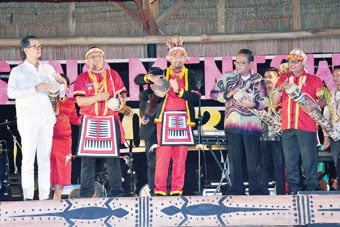 Dihadiri Asisten II Setda Agam, Festival Pesona Mentawai 2023 Berlangsung Meriah 1 HADIR— Asisten II Setda Agam, Jetson hadiri Pembukaan Festival Pesona Mentawai 2023 di Pantai Mapadegat, Rabu (4/10) malam.