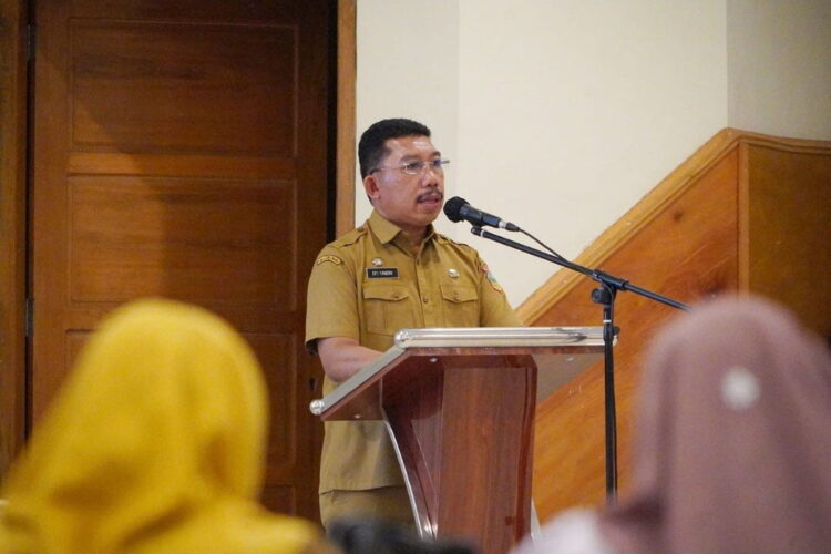 SAMBUTAN—Asisten Pemerintahan dan Kesra Kabupaten Solok Seletan Efi Yandri saat berikan sambutan pada acara kemarin.