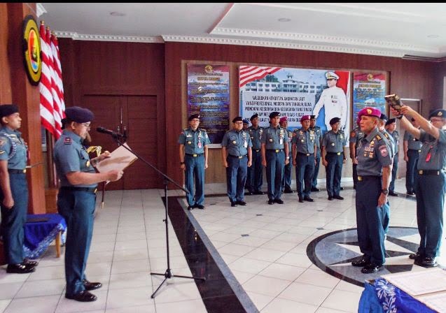 Aspres Danlantamal Resmi Diganti, Benny Febri: Miliki Tanggung Jawab dalam Pembinaan Karir Personel 1 PIMPIN SERTIJAB— Benny Febri.M.M.,M.Tr.Opsla, memimpin acara serah terima jabatan Asisten Personel Aspers Danlantamal II, dari Kolonel Laut (H) Abdul Majid.S.H., kepada Letkol Marinir Maizet.S.Pd.,M.M.,CTM, Rabu (18/10)