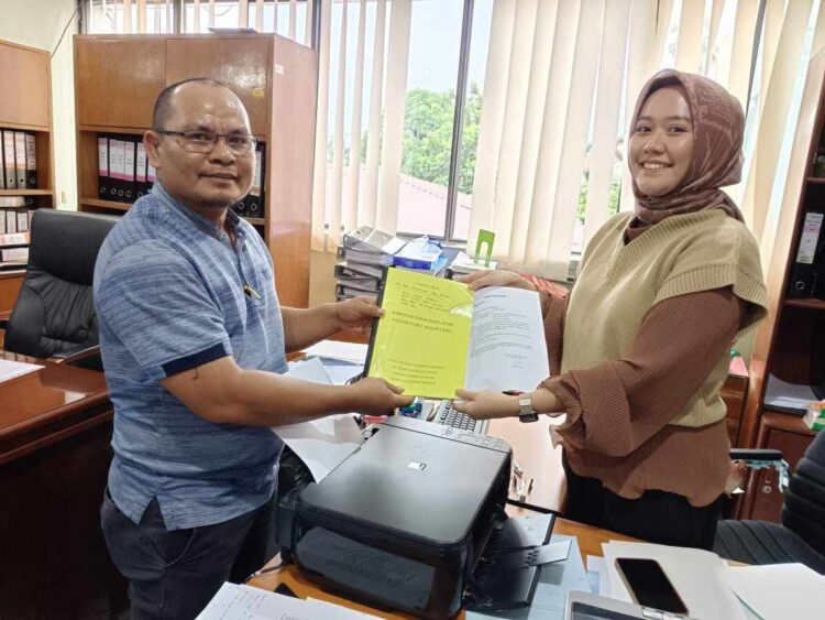 KERJA SAMA— Ketua LPM  Alam Syahri 
memperlihatkan surat kerja sama dengan Bulog Sumbar.