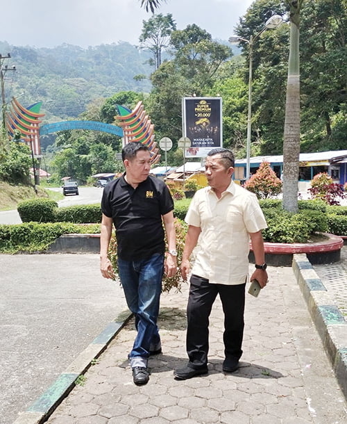 Bakri Maulana Bacabup Pessel, Berikan Perhatian pada Sektor Pariwisata 1 SINGGAH—Bakal calon bupati Pesisir Selatan, Bakri Maulana, SE, MP menyempatkan diri singgah dan mengecek rest area perbatasan Padang-Pessel pada Kamis (24/9) lalu.