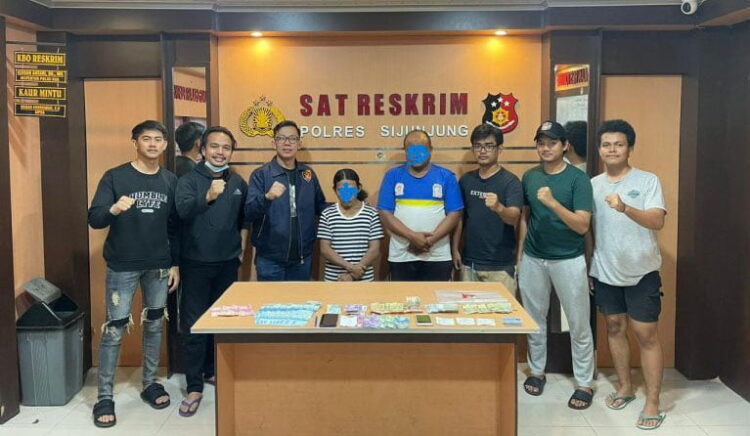 BANDAR TOGEL— Oknum pegawai honorer yang menjadi bandar togel online diamankan di Mapolres Sijunjung bersama rekannya.