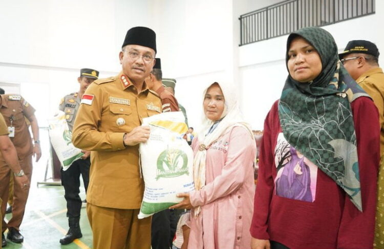 Bantuan Pemerintah menjadi Dorongan Perekonomian Masyarakat 1 SERAHKAN BANTUAN— Bupati Solok Selatan H. Khairunas menyerahkan bantuan Pangan Cadangan Beras Pemerintah (BP-CBP) Tahap II Tahun 2023 di Gelora Energy, Kecamatan Pauh Duo, Selasa (10/10).