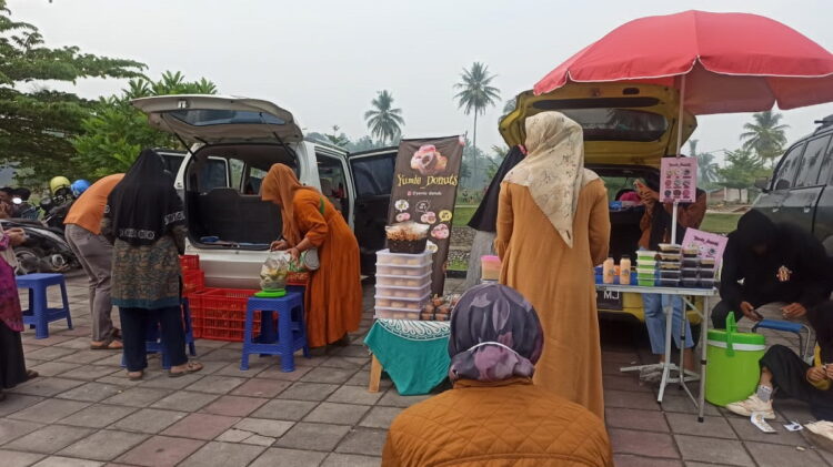 Batang Agam makin Ramai, Tumbuh jadi Kawasan Ekonomi Baru 1 GELIAT PEREKONOMIAN— Berbagai jajanan enak dan lezat hadir memanjakan lidaj pengunjung di kawasan Batang Agam, Kota Payakumbuh.