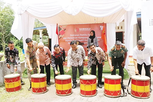 PEMUKULAN GENDANG— Bawaslu Kota Pariaman gelar deklarasi Pemilu damai dan peresmian kampung pengawasan Pemilu partisipasif, di Desa Pungguang Ladiang, Kecamatan Pariaman Selatan, Jumat (6/10), ditandai dengan pemukulan gendang.