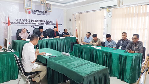 SIDANG PUTUSAN— Bawaslu Kota Bukittinggi menggelar sidang pembacaan putusan dugaan pelanggaran administratif Pemilu dari pelapor yaitu pengurus parpol dan terlapor KPU Bukittinggi.