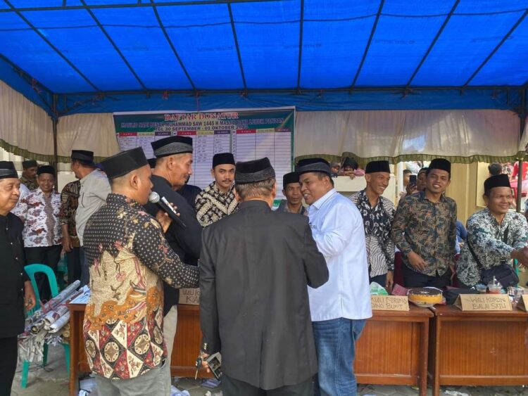 Ranah dan Rantau Bersama Salurkan Sedekah 1 PERINGATAN MAULID— Bupati Suhatri Bur mengunjungi Masjid Raya Lubuak Pandan, Kecamatan 2x11 Enam Lingkung Sicincin, saat peringatan Maulid Nabi Muhammad SAW, kemarin