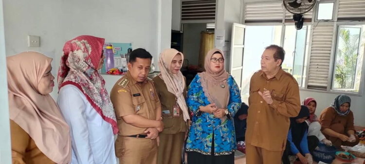 PENANGANAN STUNTING—  Ketua TP-PKK Ny Yusrita Suhatri Bur bersama Kepala Dinas Kesehatan Aspinuddin dan Camat Nan Sabaris saat kegiatan penanganan anak stunting, kemarin.