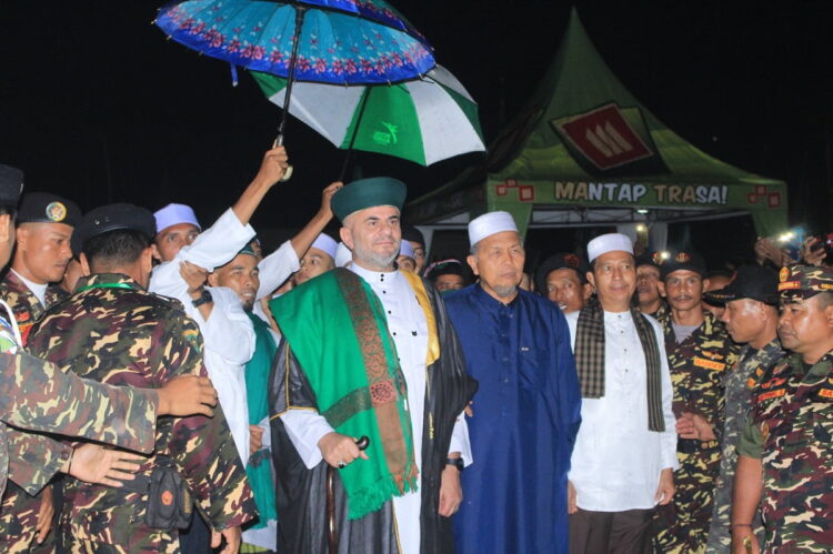PASBAR BERSHALAWAT— Bupati Pasaman Barat Hamsuardi dan Wabup Risnawanto didampingi Sayyid Maulana Syech Ahmad Rouhi Al-Jailaniy dari Lebanon, saat menghadiri kegiatan Pasbar Bershalawat, Rabu (11/10) malam.